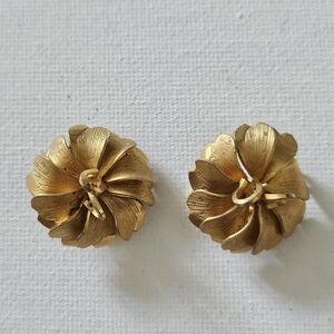 Vintage Giovanna Gold Flower Clip On Earrings